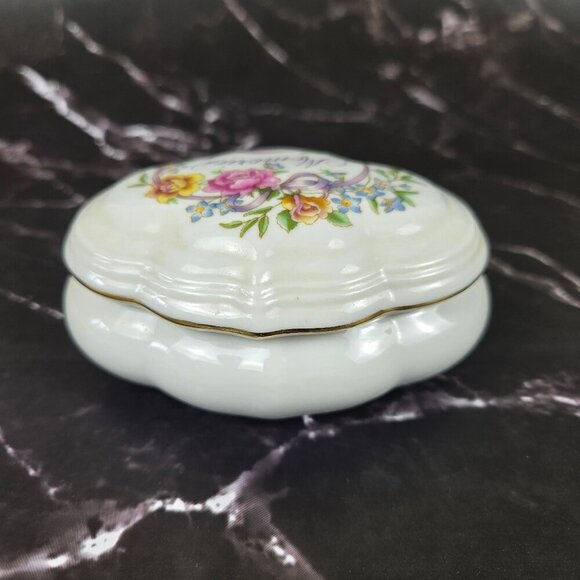 Vintage Avon 1983 Musical Trinket Box "Memories are for Sharing" Porcelain WORKS - Picture 5 of 13